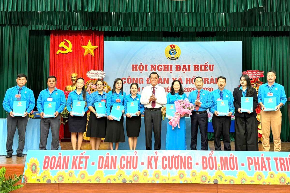 Launching the Executive Committee of the Ho Tram Commune Trade Union (HCMC) term I, 2025-2030. Photo: Thanh An