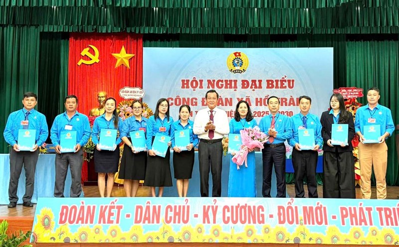 Launching the Executive Committee of the Ho Tram Commune Trade Union (HCMC) term I, 2025-2030. Photo: Thanh An