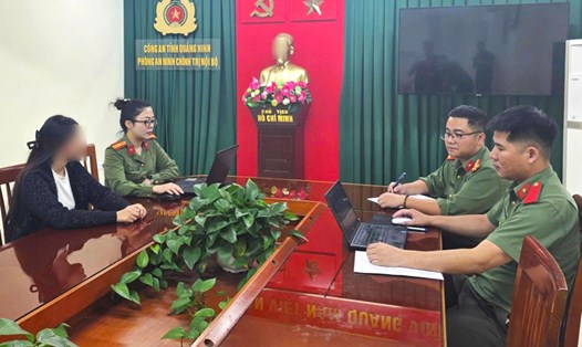 Công an tỉnh Quảng Ninh làm việc với đối tượng rao bán mã QR code vé xem "Hạ Long concert 2025". Ảnh: Công an Quảng Ninh