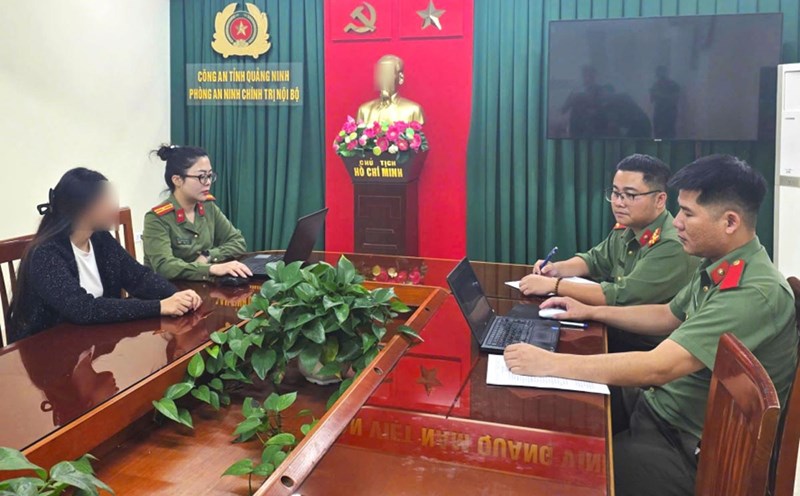 Quang Ninh Provincial Police work with a subject selling QR codes for tickets to "Ha Long concert 2025". Photo: Quang Ninh Police