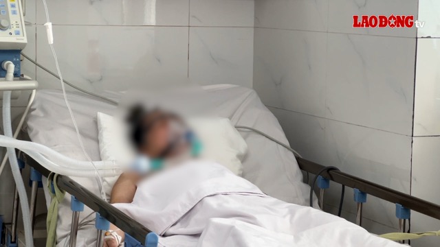 The patient with respiratory failure is receiving oxygen. Photo: Nguyen Ly