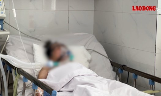 Bệnh nhân suy hô hấp đang được thở oxy. Ảnh: Nguyễn Ly