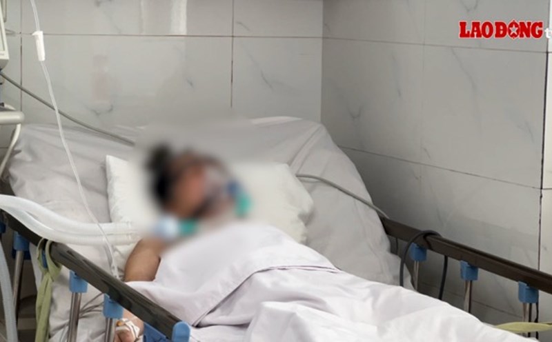 The patient with respiratory failure is receiving oxygen. Photo: Nguyen Ly