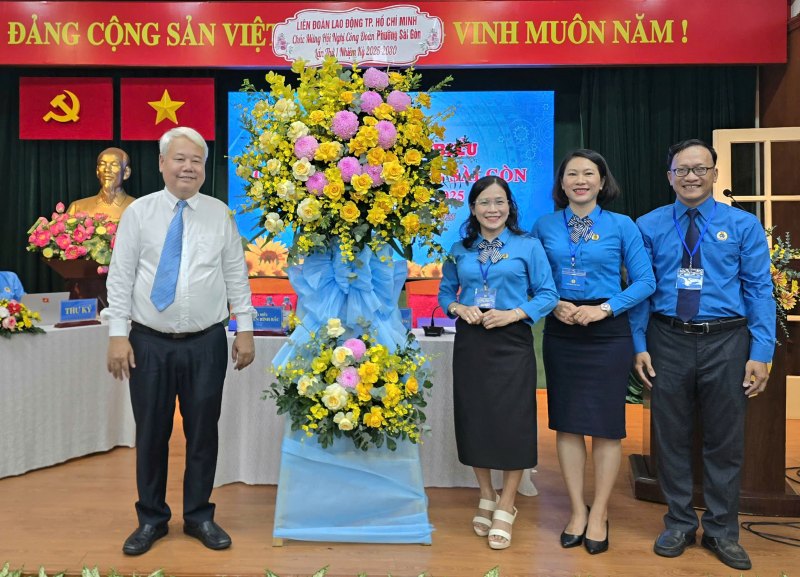 Mr. Vo Khac Thai - Permanent Vice President of the Ho Chi Minh City Labor Federation (left) - presented flowers to congratulate the Saigon Ward Trade Union Conference. Photo: Nam Duong