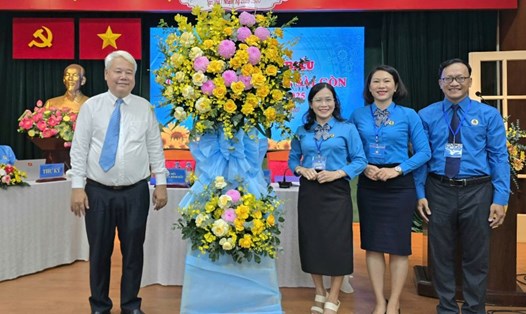 Ông Võ Khắc Thái - Phó Chủ tịch Thường trực LĐLĐ TPHCM  (bên trái) - tặng hoa chúc mừng Hội nghị đại biểu Công đoàn phường Sài Gòn. Ảnh: Nam Dương