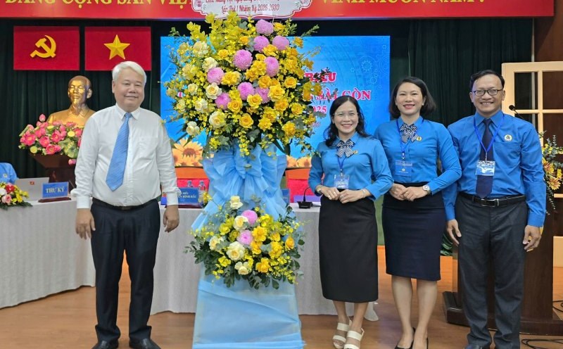 Mr. Vo Khac Thai - Permanent Vice President of the Ho Chi Minh City Labor Federation (left) - presented flowers to congratulate the Saigon Ward Trade Union Conference. Photo: Nam Duong