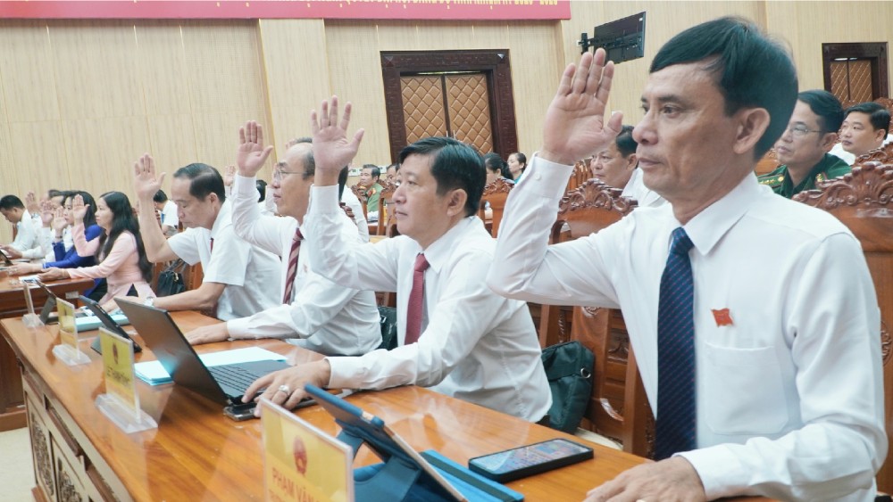 Delegates of the An Giang Provincial People's Council voted to approve the Project to establish the An Giang Provincial Farmers' Support Fund. Photo: Nguyen Anh