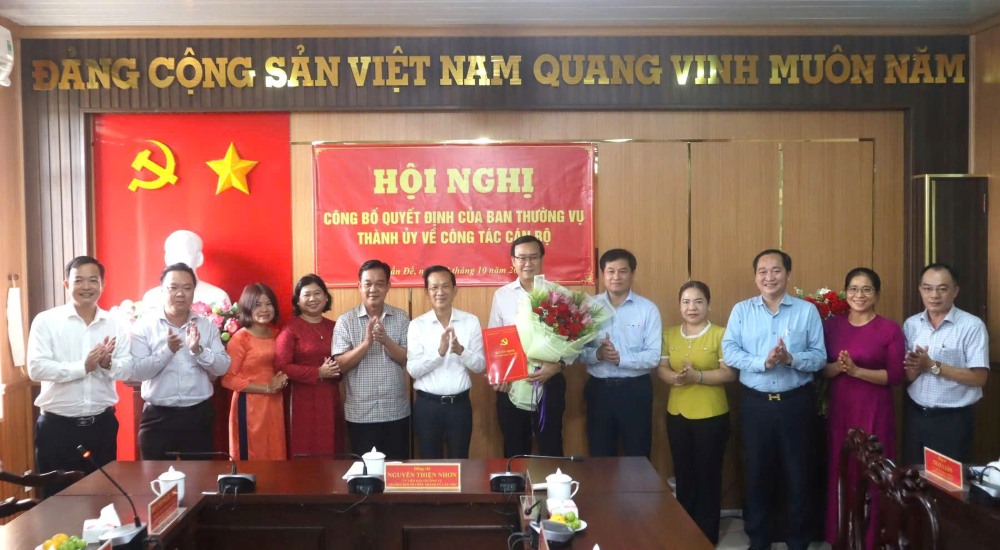 Uy vien Ban Thuong vu Thanh uy, Truong Ban To chuc Thanh uy Can Tho; Huynh Ngoc Nha – Thanh uy vien, Pho Bi thu chuyen trach Dang uy UBND thanh pho Can Tho; lanh dao Ban To chuc Thanh uy, tap the lanh dao Van phong UBND thanh pho cung cac dong chi trong Ban Chap hanh Dang bo xa Tran De