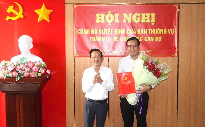 Mr. Nguyen Thien Nhon, member of the Standing Committee of the City Party Committee, Head of the Organizing Committee of the Can Tho City Party Committee, presented the decision and presented flowers to congratulate Mr. Nguyen Quoc Trung. Photo: Van Song