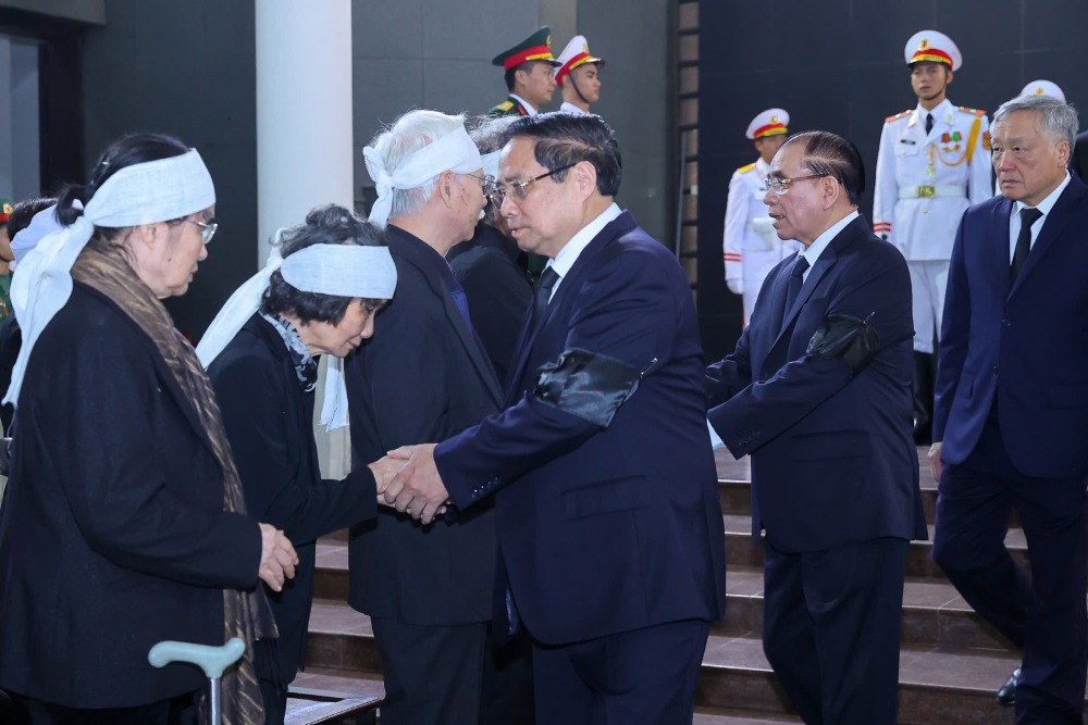 Thu tuong Chinh phu Pham Minh Chinh cung cac lanh dao, nguyen lanh dao Dang, Nha nuoc chia buon cung gia quyen dong chi Tran Phuong. Anh: Hai Nguyen