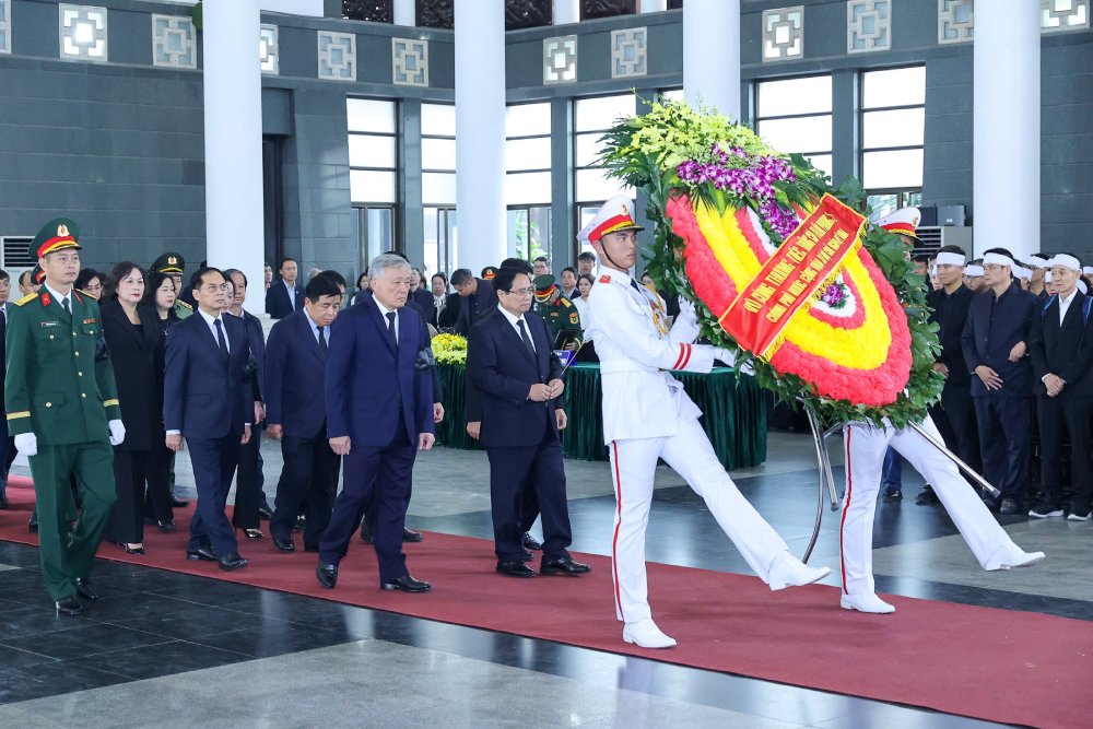 Doan Chinh phu do Thu tuong Chinh phu Pham Minh Chinh lam truong doan vao vieng nguyen Pho Chu tich Hoi dong Bo truong Tran Phuong. Anh: Hai Nguyen