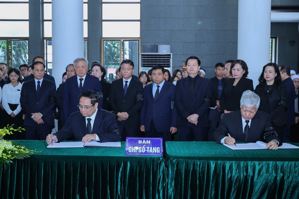 Politburo member, Prime Minister Pham Minh Chinh and Politburo member, Secretary of the Party Central Committee, Chairman of the Central Committee of the Vietnam Fatherland Front Do Van Chien recorded the condolence book. Photo: Hai Nguyen