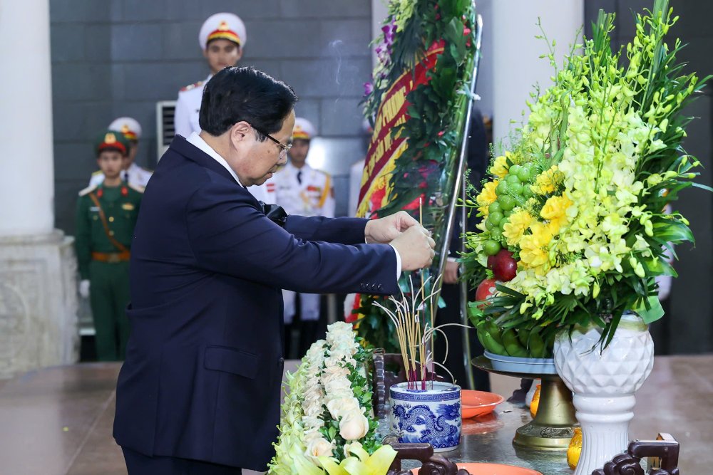 Thu tuong Chinh phu Pham Minh Chinh dang huong vieng nguyen Pho Chu tich Hoi dong Bo truong Tran Phuong. Anh: Hai Nguyen