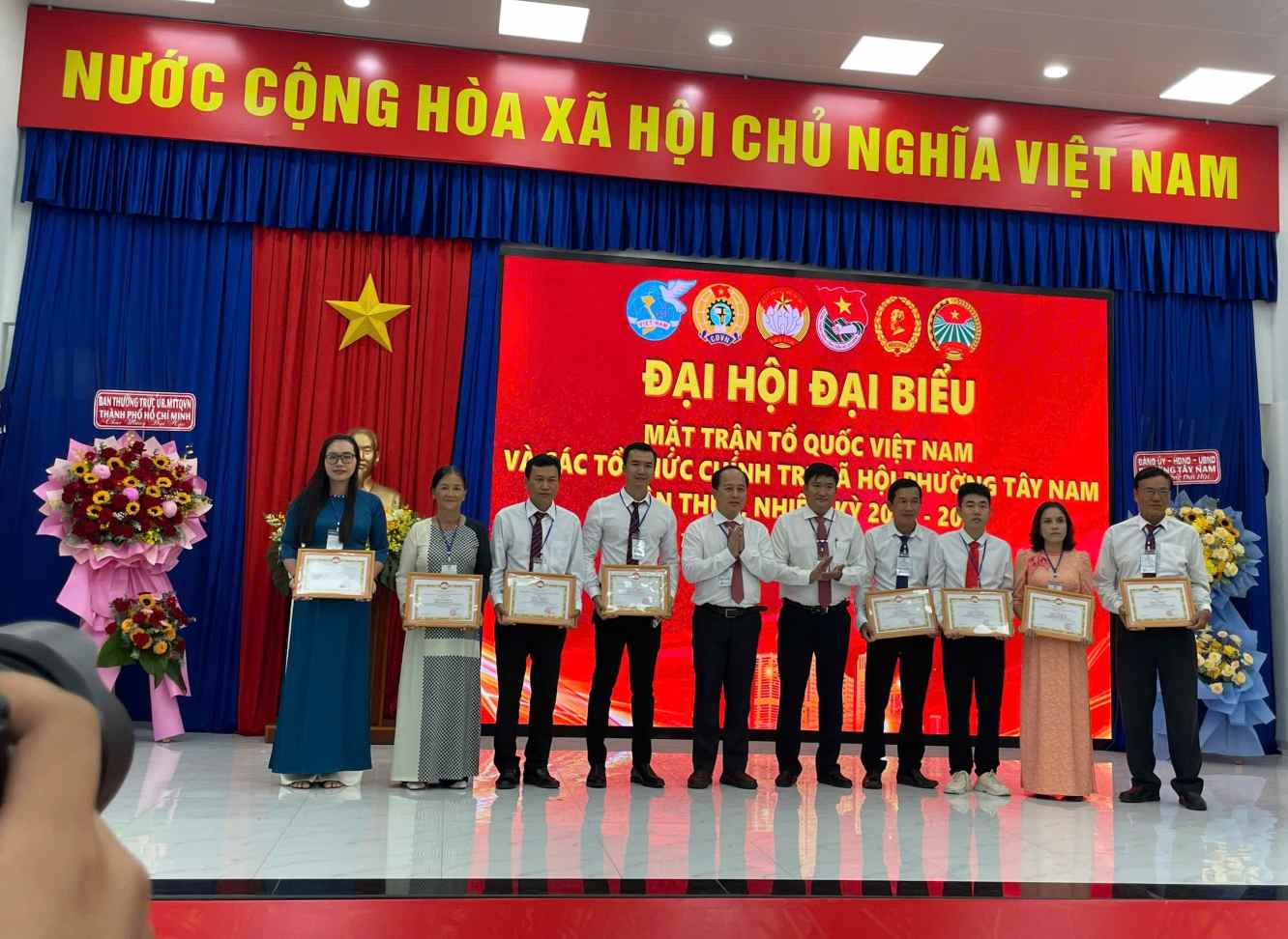 Hoi nghi trao khen thuong cac ca nhan dien hinh tien tien tren dia ban phuong Tay Nam. Anh: Dinh Trong