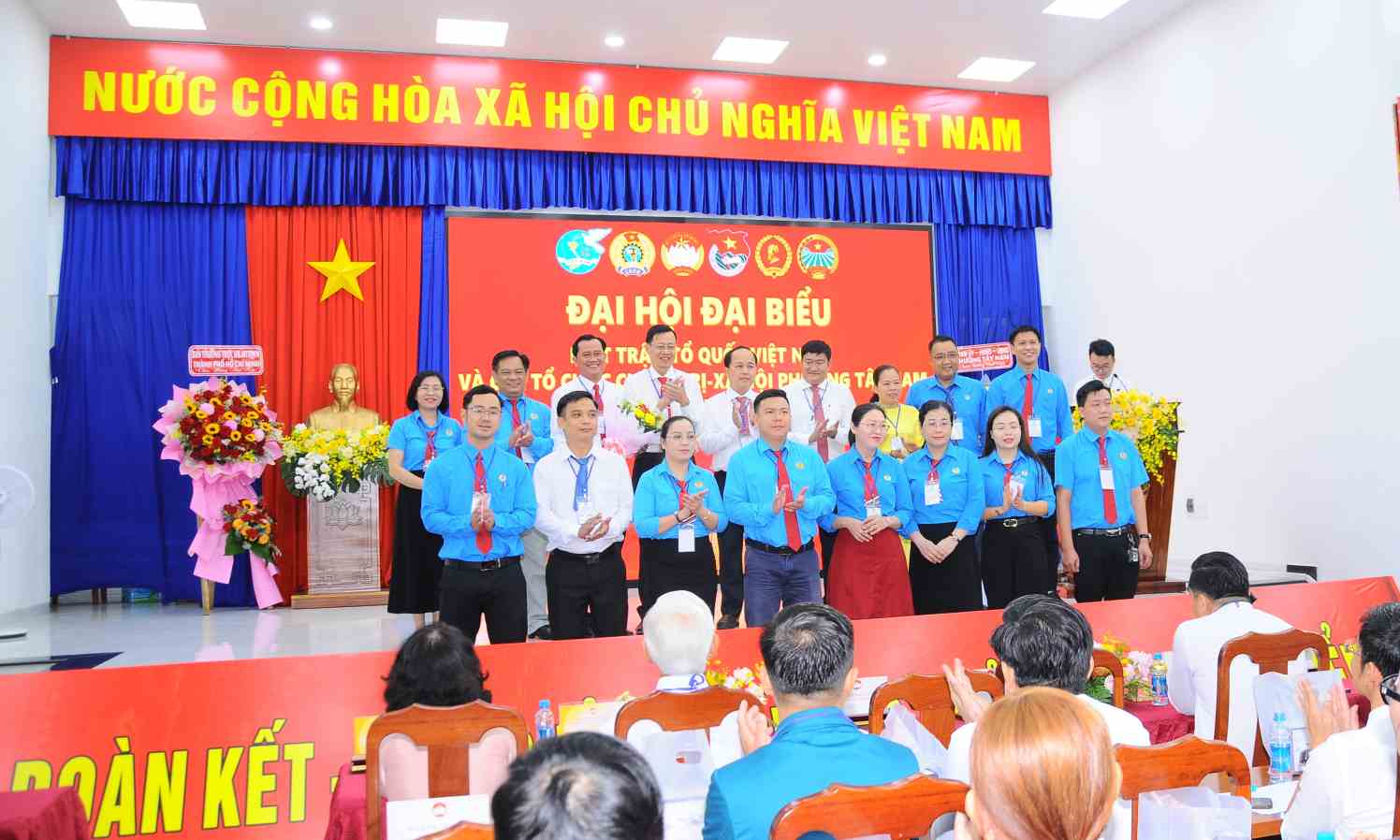 Lanh dao Uy ban MTTQ Viet Nam phuong Tay Nam tang hoa chuc mung Cong doan phuong Tay Nam. Anh: Ngoc Quang