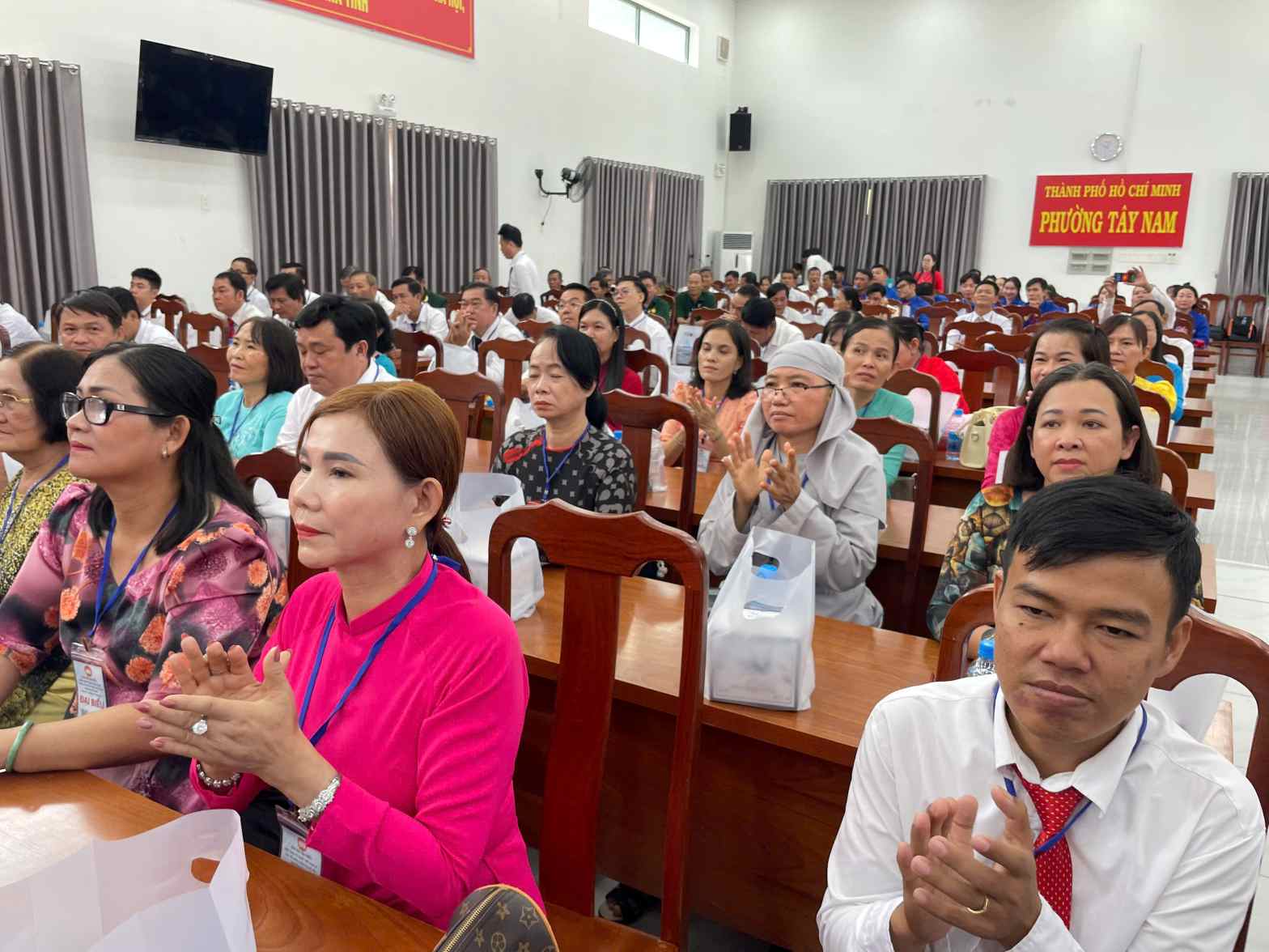 Dai bieu du hoi nghi. Anh: Dinh Trong