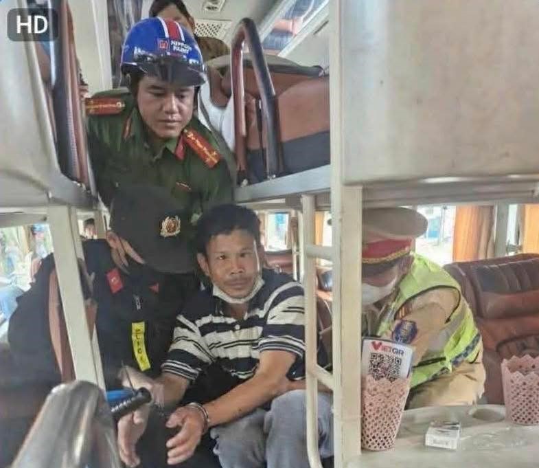 Nghi phạm Mai Xuân Tùng bị bắt khi đang di chuyển trên xe khách. Ảnh: Công an Quảng Ngãi