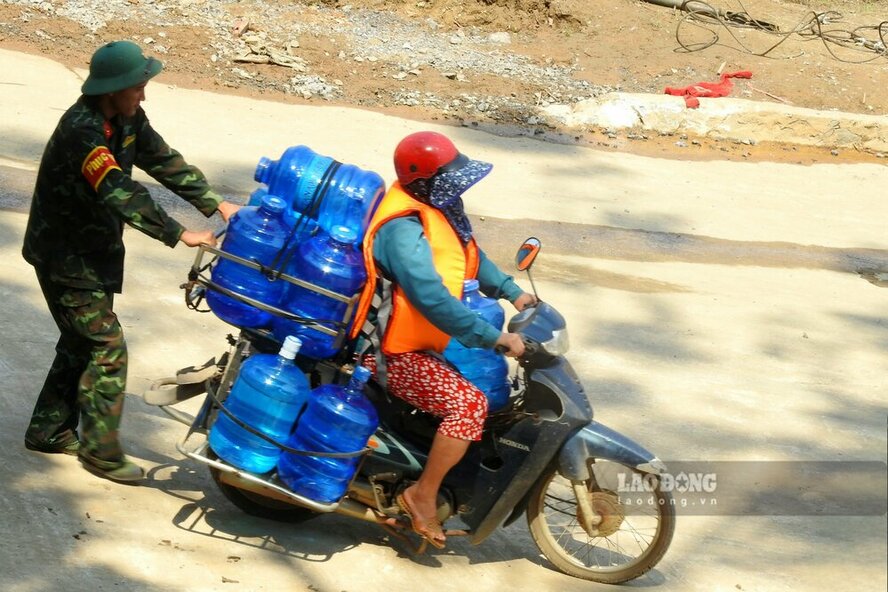 Nhung hinh anh nguoi linh van hanh cau phao Phong Chau da de lai an tuong sau sac trong long nhan dan. Anh: To Cong.