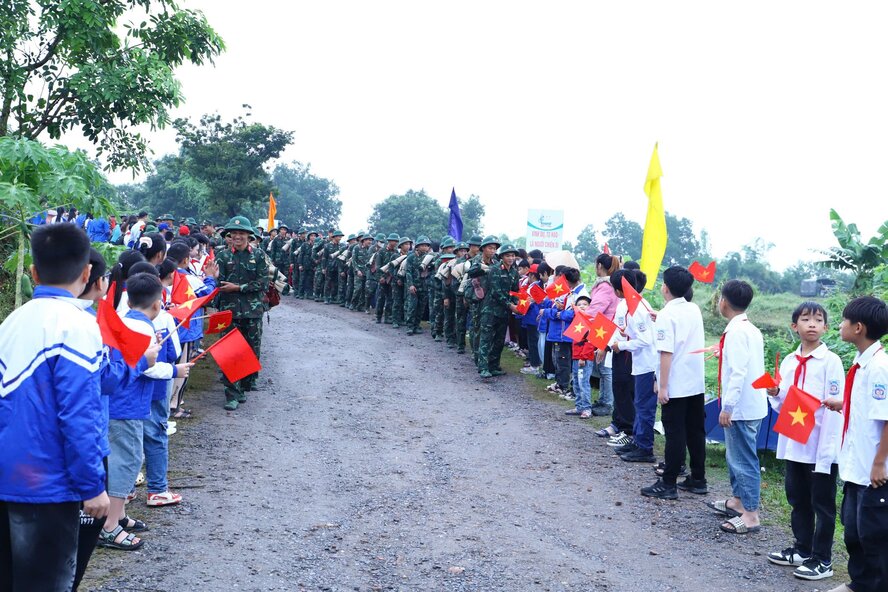 Hang dai nguoi dan va cac em hoc sinh den chia tay bo doi. Anh: Lu doan 249.