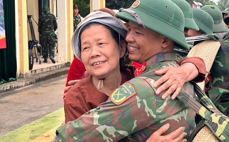 The warm hugs between the people and the army completing their mission at Phong Chau pontoon bridge. Photo: Brigade 249