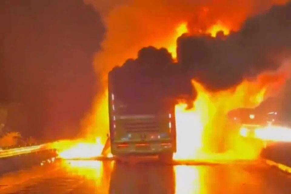 Fire scene from a bus after colliding with a motorbike on a highway in Andhra Pradesh (India), October 23. Photo cut from video