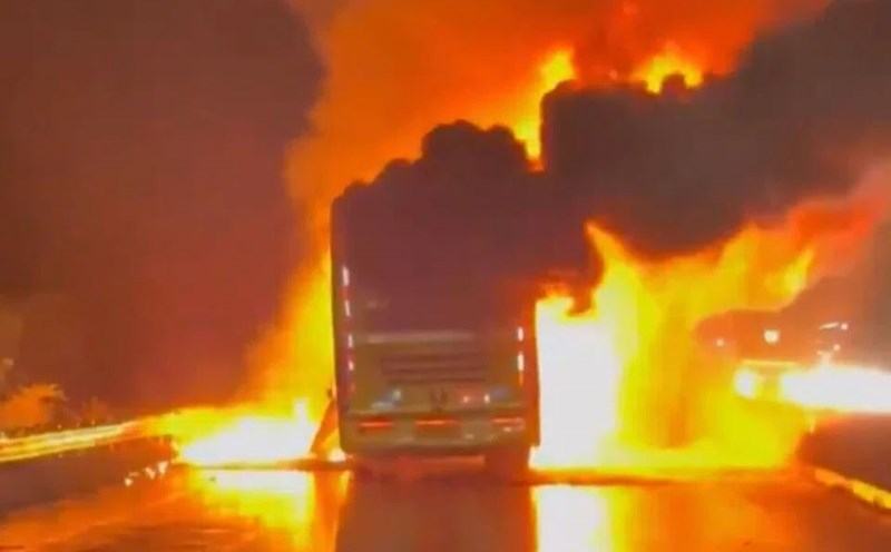 Fire scene from a bus after colliding with a motorbike on a highway in Andhra Pradesh (India), October 23. Photo cut from video