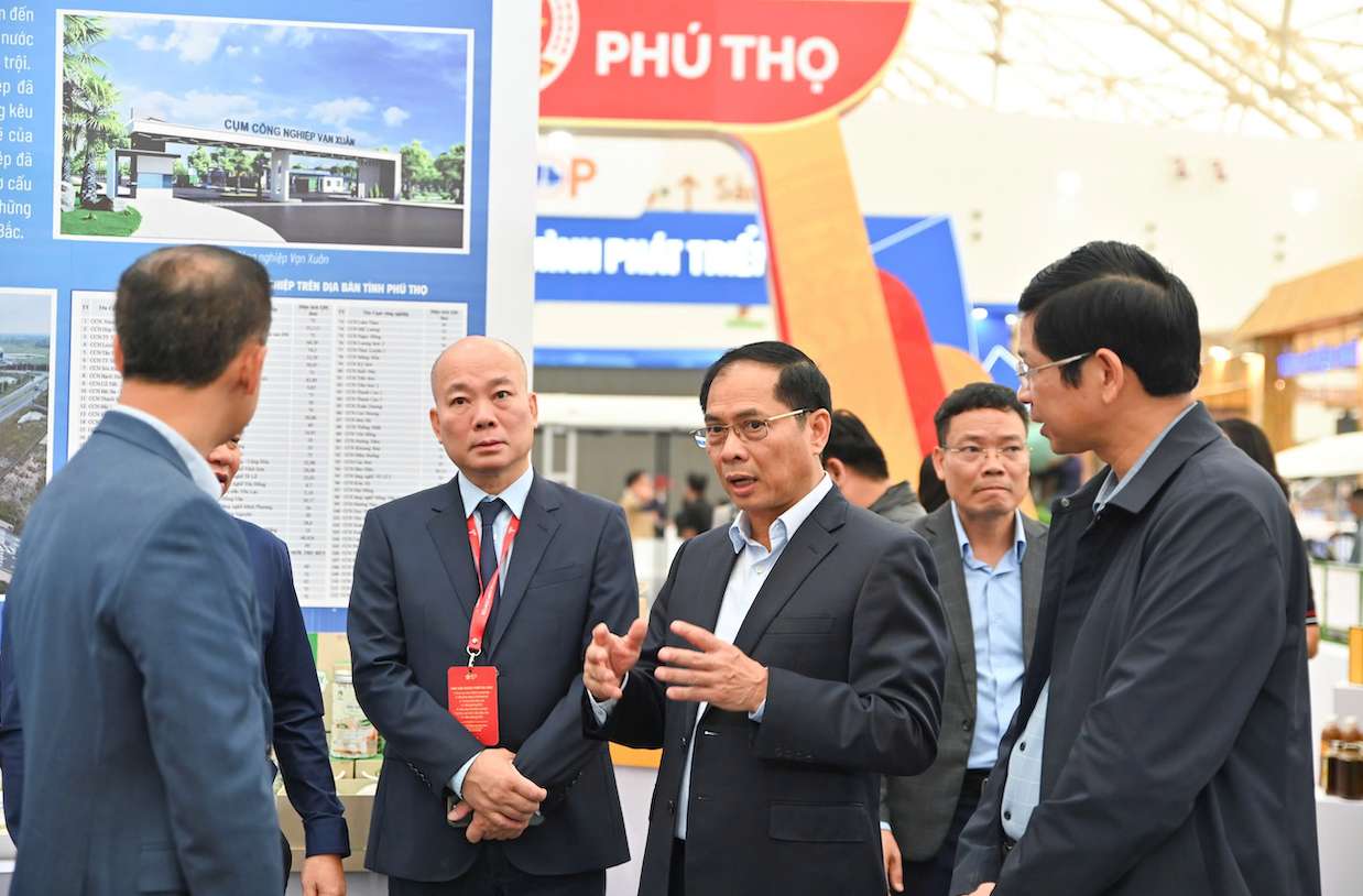 Deputy Prime Minister Bui Thanh Son visited each exhibition booth at the 2025 Autumn Fair. Photo: Organizing Committee