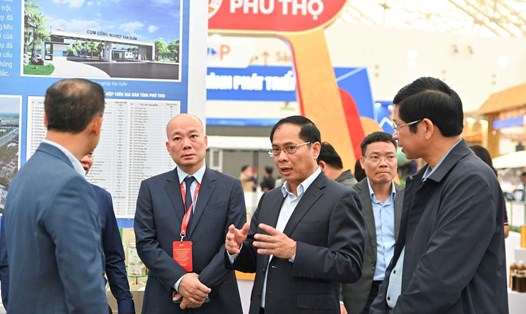 Phó Thủ tướng Bùi Thanh Sơn đã đến từng gian trưng bày tại Hội chợ Mùa Thu 2025. Ảnh: BTC