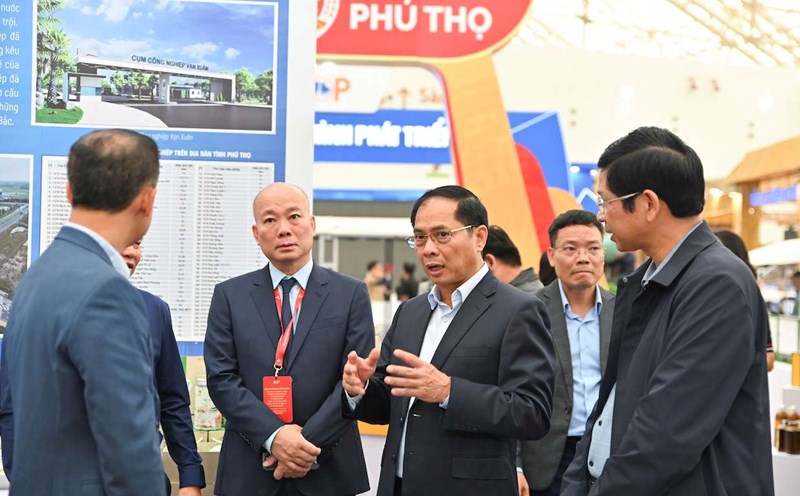 Deputy Prime Minister Bui Thanh Son visited each exhibition booth at the 2025 Autumn Fair. Photo: Organizing Committee
