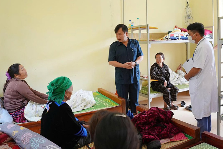 Vice Chairman of Dien Bien Provincial People's Committee Vu A Bang visited and encouraged Lycoming patients being treated in quarantine areas. Photo: CDC Dien Bien