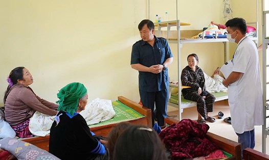 Phó Chủ tịch UBND tỉnh Điện Biên Vừ A Bằng thăm hỏi động viên các trường hợp mắc bệnh lỵ đang điều trị tại khu cách ly. Ảnh: CDC Điện Biên