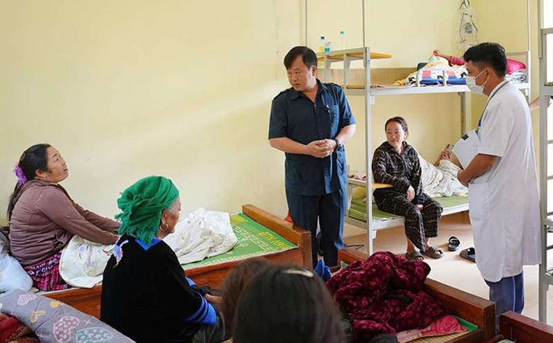 Vice Chairman of Dien Bien Provincial People's Committee Vu A Bang visited and encouraged Lycoming patients being treated in quarantine areas. Photo: CDC Dien Bien
