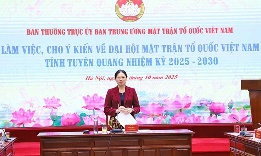 Bà Hà Thị Nga - Ủy viên Trung ương Đảng, Phó Chủ tịch Ủy ban Trung ương MTTQ Việt Nam - chủ trì cuộc làm việc, cho ý kiến về Đại hội đại biểu MTTQ Việt Nam tỉnh Tuyên Quang khóa I, nhiệm kỳ 2025-2030. Ảnh:  Minh Hiển