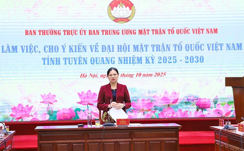 Ms. Ha Thi Nga - Member of the Party Central Committee, Vice Chairwoman of the Central Committee of the Vietnam Fatherland Front - chaired the meeting and gave opinions on the Congress of the Vietnam Fatherland Front of Tuyen Quang province, term I, 2025-2030. Photo: Minh Hien