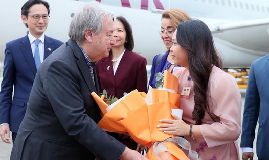 Tổng Thư ký Liên Hợp Quốc António Guterres đến sân bay quốc tế Nội Bài bắt đầu thăm chính thức Việt Nam. Ảnh: TTXVN