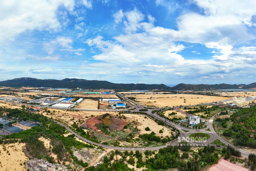 The Department of Construction of Gia Lai province proposed 3 planned locations for the construction of the Provincial Administrative Center in Nhon Hoi Economic Zone. Photo: Tue Lam
