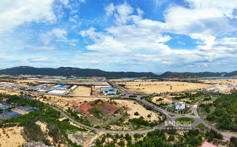The Department of Construction of Gia Lai province proposed 3 planned locations for the construction of the Provincial Administrative Center in Nhon Hoi Economic Zone. Photo: Tue Lam