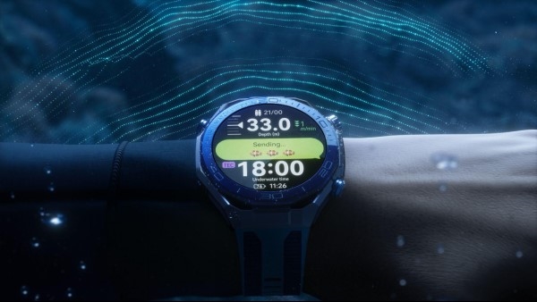 Huawei Watch Ultimate 2 is waterproof at a depth of 150m and integrates audio features. Photo: Huawei