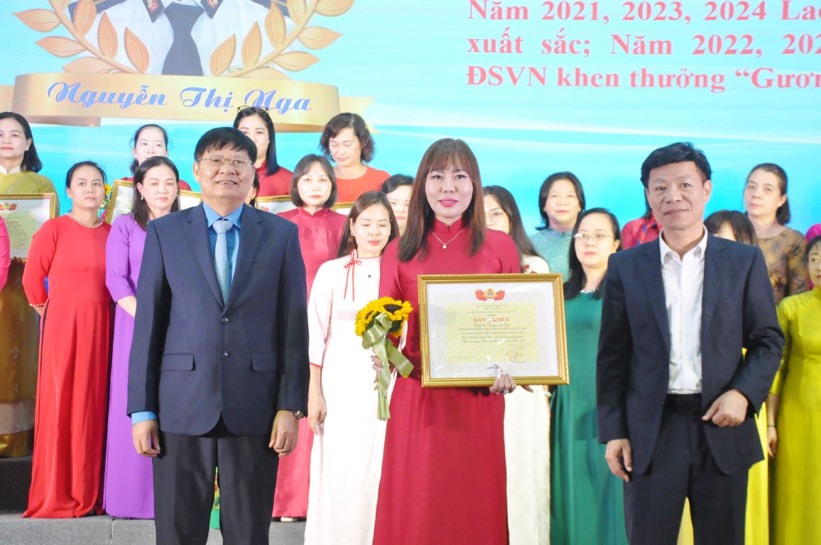 Mr. Phan Van Anh - Vice President of the Vietnam General Confederation of Labor and Mr. Mai Thanh Phuong - President of the Vietnam Railway Trade Union (right) presented Certificates of Merit to typical individuals. Photo: Bao Han