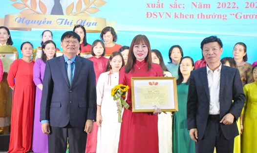 Ông Phan Văn Anh - Phó Chủ tịch Tổng LĐLĐVN và ông Mai Thành Phương - Chủ tịch Công đoàn Đường sắt Việt Nam (bên phải) tặng Bằng khen tới các cá nhân điển hình. Ảnh: Bảo Hân