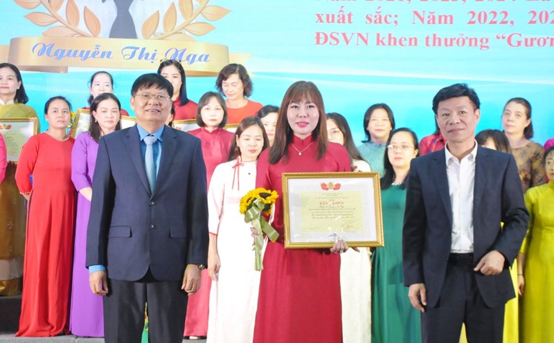 Mr. Phan Van Anh - Vice President of the Vietnam General Confederation of Labor and Mr. Mai Thanh Phuong - President of the Vietnam Railway Trade Union (right) presented Certificates of Merit to typical individuals. Photo: Bao Han
