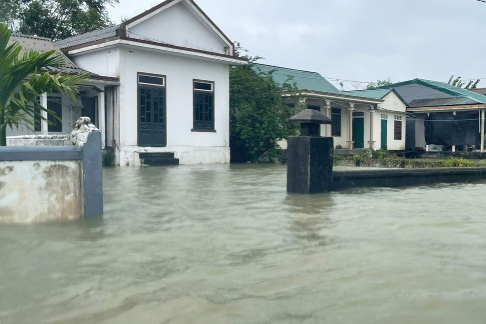 Heavy rain caused floodwaters, causing flooding and isolation in many areas of Cang, Nam Hai Lang commune. Photo: A. Tuan