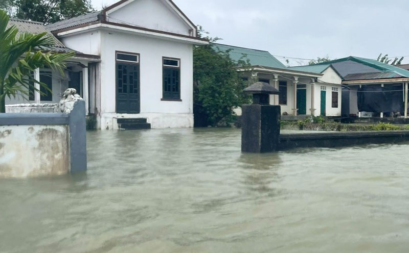 Heavy rain caused floodwaters, causing flooding and isolation in many areas of Cang, Nam Hai Lang commune. Photo: A. Tuan