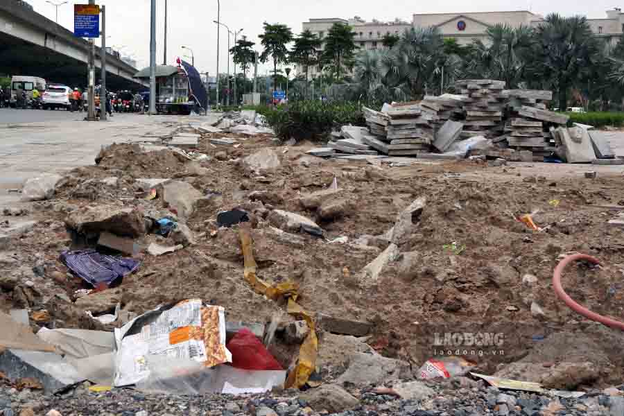 A section of stone paved on the sidewalk of Nguyen Xien Street, Hanoi is being dug up Photo: The Century