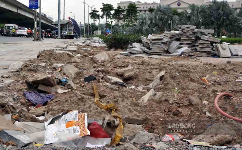 A section of stone paved on the sidewalk of Nguyen Xien Street, Hanoi is being dug up Photo: The Century