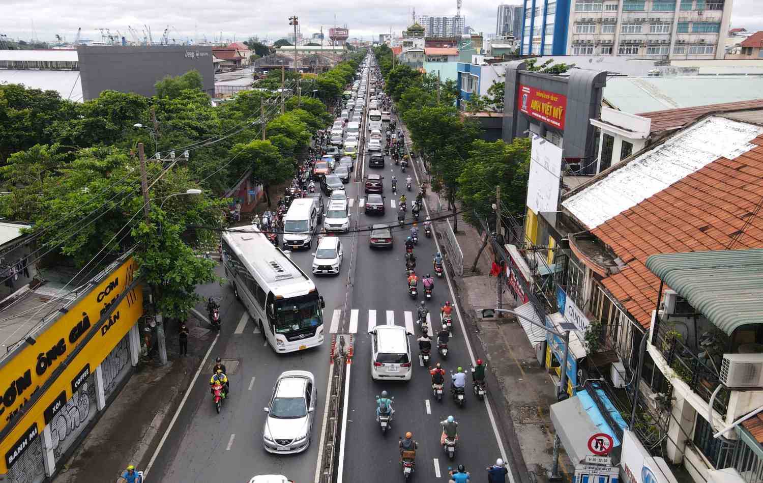 Congestion de trafico en la calle Nguyen Tat Thanh que conecta el sur y el centro de la ciudad de Ho Chi Minh. Foto: Anh Tu