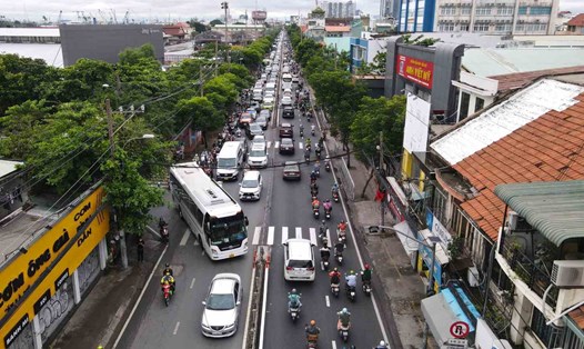 Ùn tắc giao thông đường Nguyễn Tất Thành nối khu Nam và trung tâm TPHCM.  Ảnh: Anh Tú
