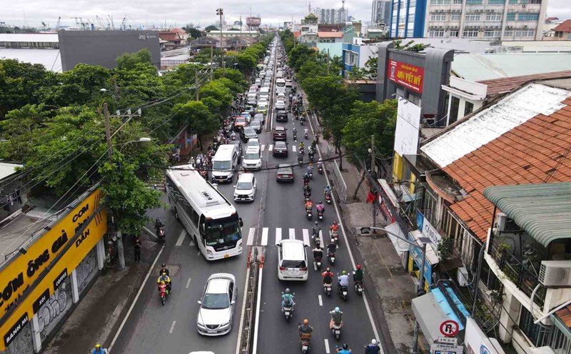 Traffic congestion on Nguyen Tat Thanh Street connecting the South and the center of Ho Chi Minh City. Photo: Anh Tu