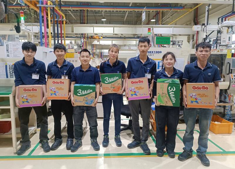 Giving gifts from Can Tho City to workers in Thai Nguyen province. Photo: Pham Kien