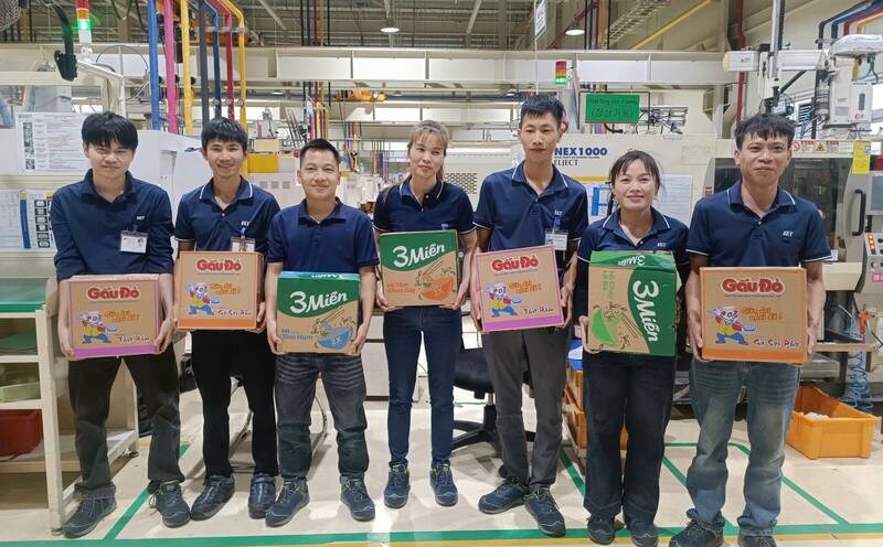 Giving gifts from Can Tho City to workers in Thai Nguyen province. Photo: Pham Kien